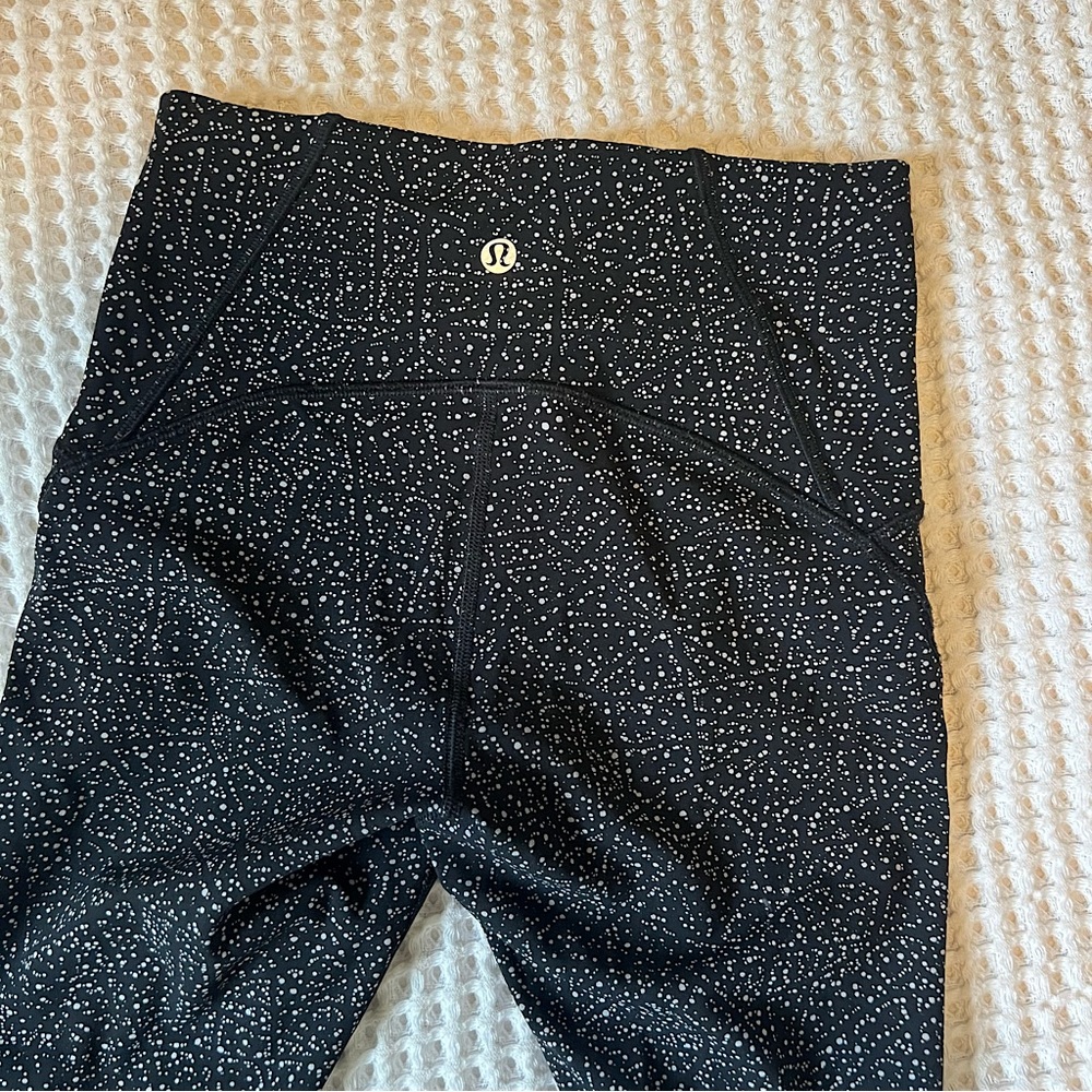 Lululemon Train Times 7/8 Pant 25"
Night View White Black / Black
